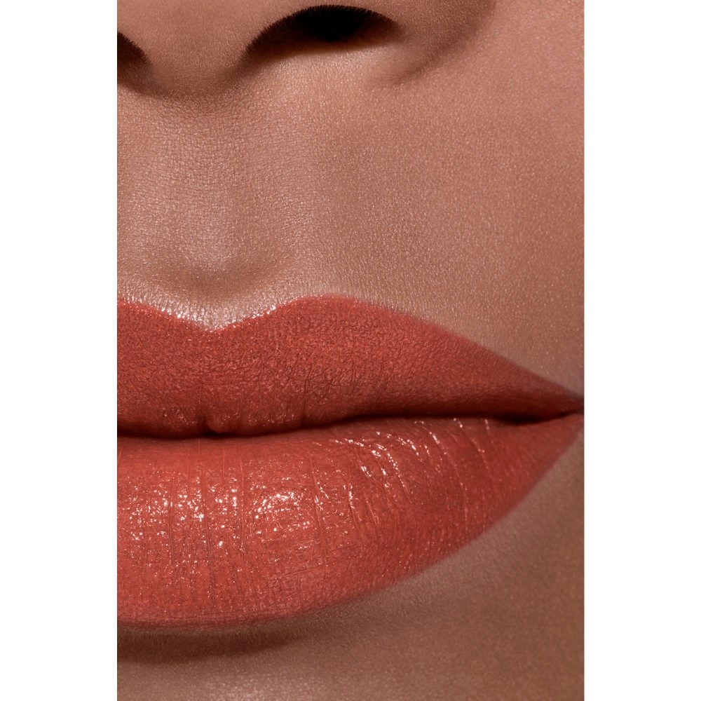 LA BARRA DE LABIOS SATINADA DE LARGA DURACI&Oacute;N, TRATAMIENTO HIDRATANTE Y ALISANTE